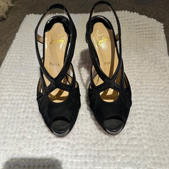 Beautiful Louboutin heels. No box - Picture 3 of 3